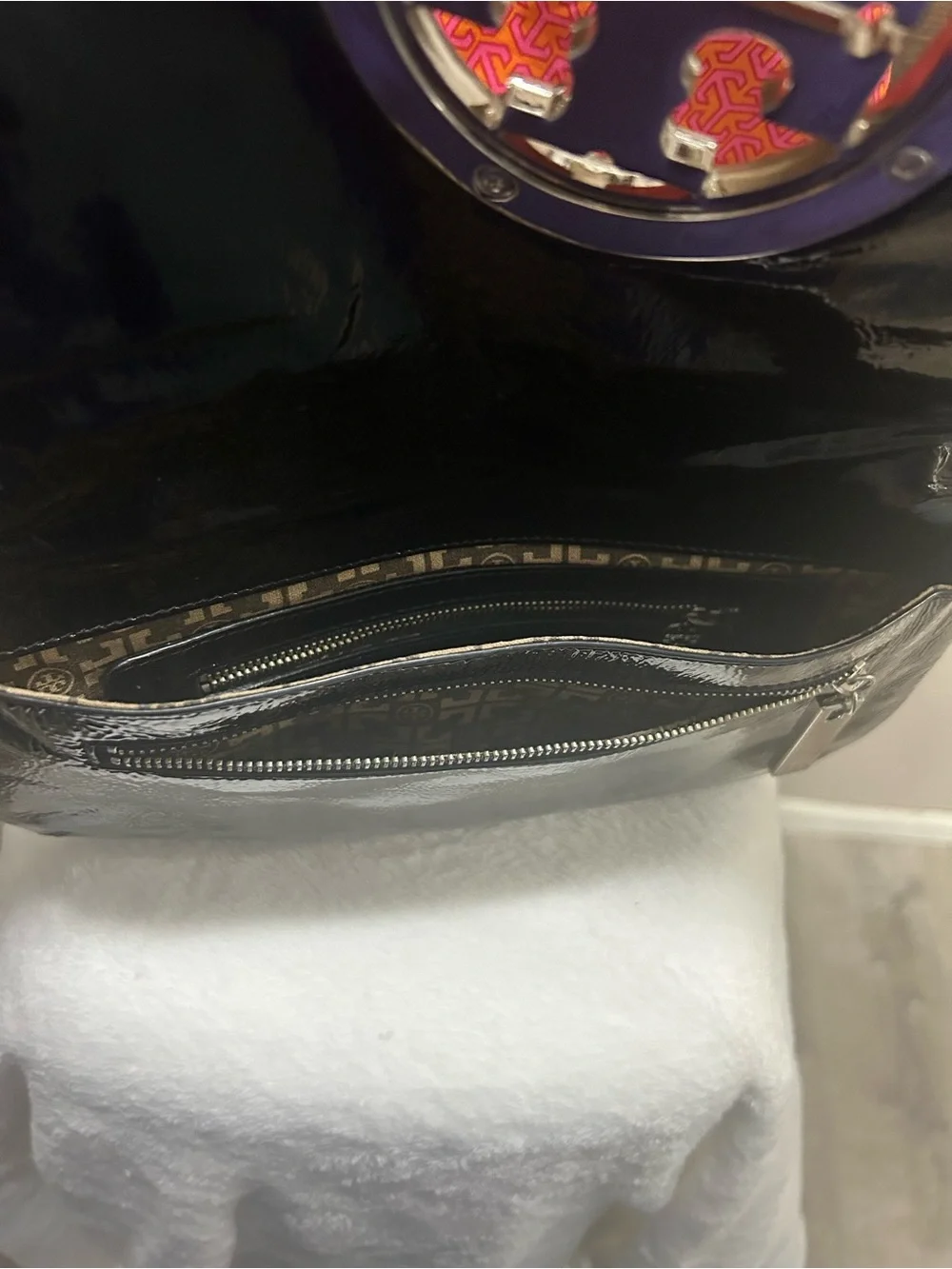 Tory Burch Black Patent Leather Logo Wristlet Clutch - Picture 5 of 14